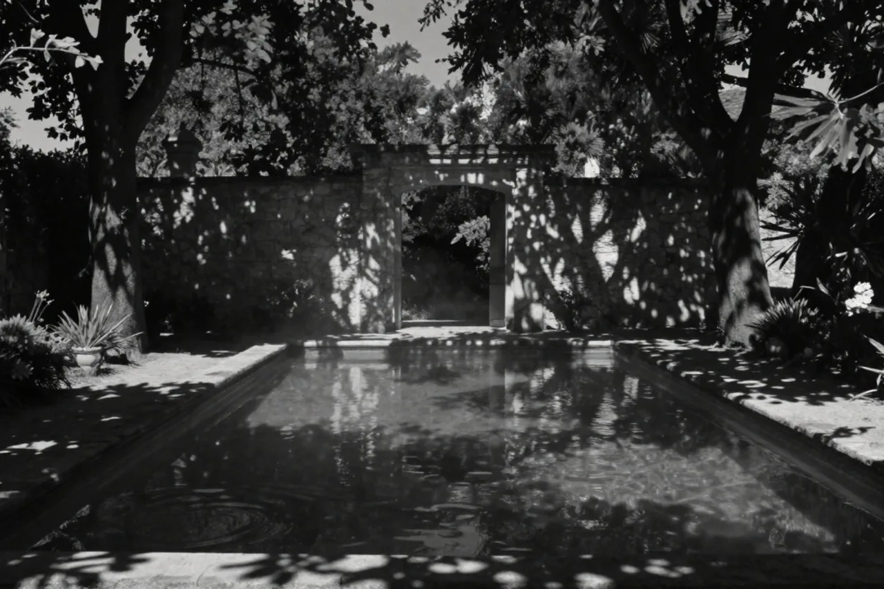 Piscine entourée d'arbres centenaires dans le parc de la maison